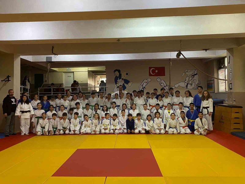 Salihli’de 250 judocu kemer atladı
