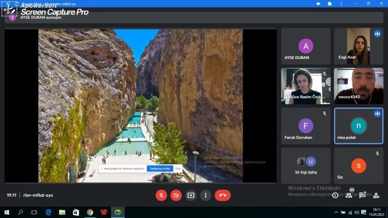 Öğrenciler sanal ortamda sınırları aşıyor
