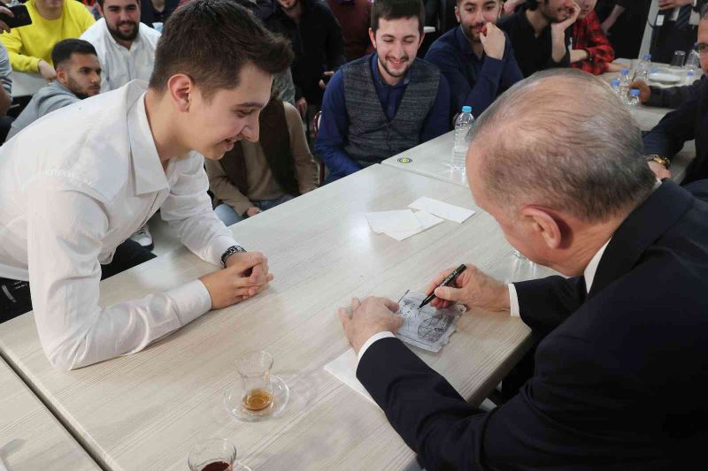 Cumhurbaşkanı Erdoğan: “Öğrenci burslarını ve kredilerini mayıs ayı için 25’inde hesaplara yatıracağız”
