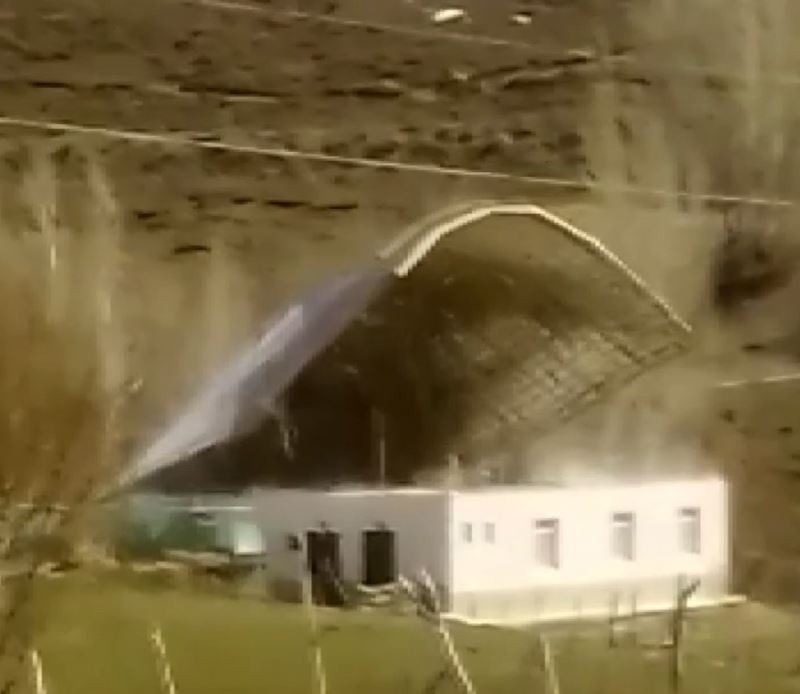 Caminin çatısı fırtınaya dayanamadı
