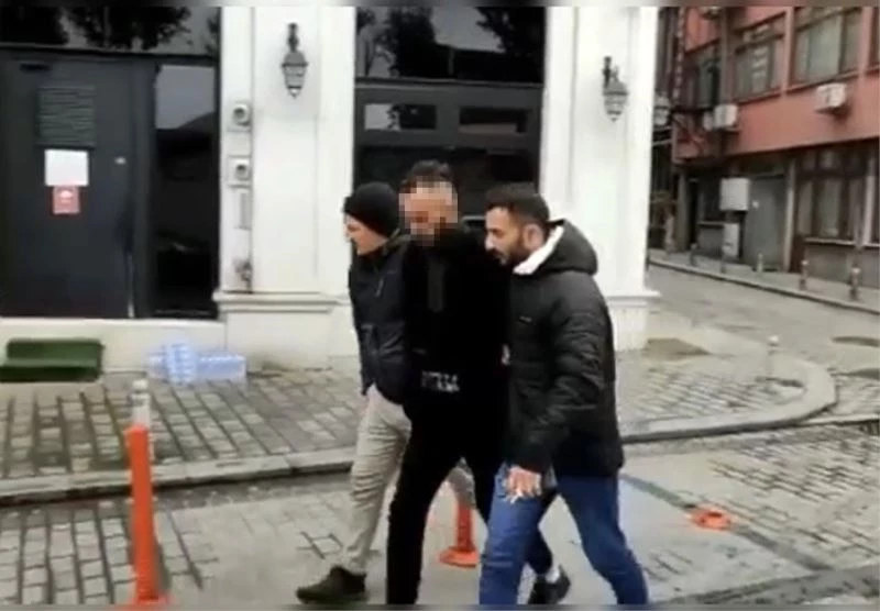 Eminönü’nde iftar yapan esnafın cep telefonunu çalan şüpheliler yakalandı
