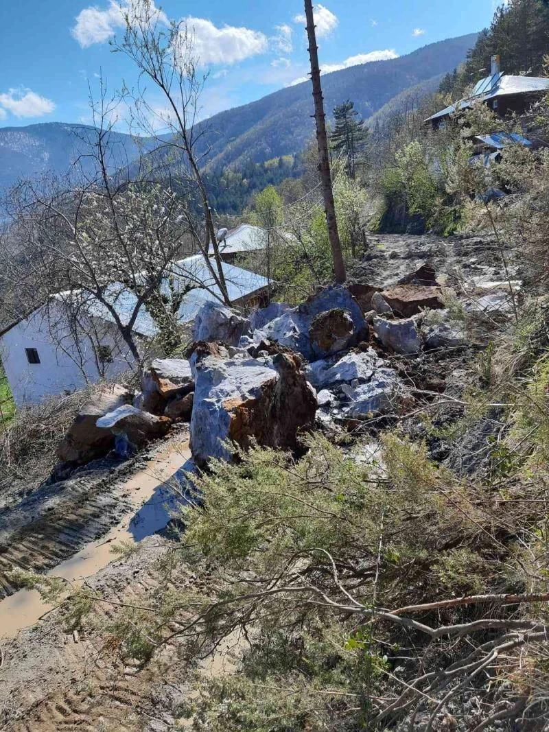 Heyelanda kayaların kapattığı köy yolu ulaşıma açıldı
