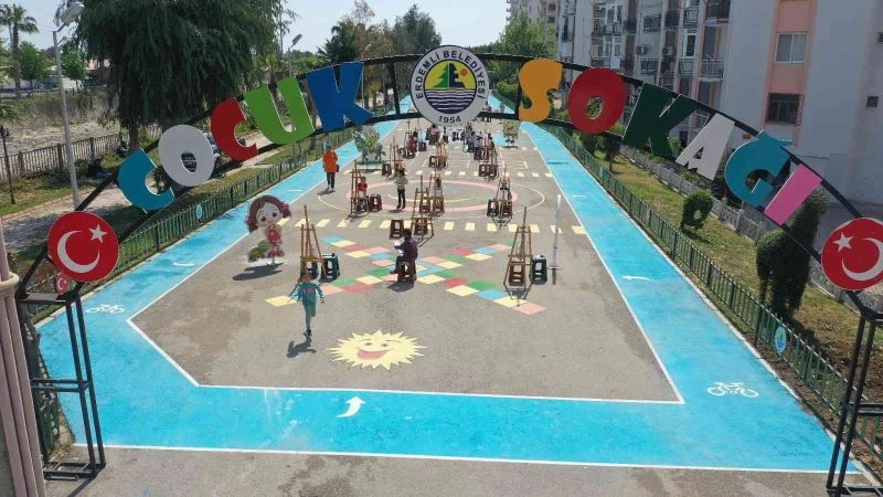 Çocuklar hayallerindeki 23 Nisan’ı tuvallere yansıttı
