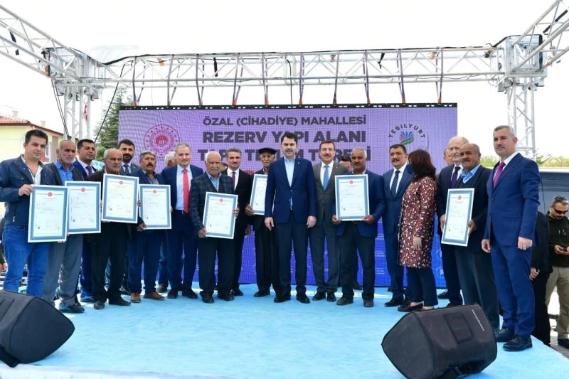 Bakan Kurum, Özal Mahallesi rezerv alanı tapu teslim törenine katıldı
