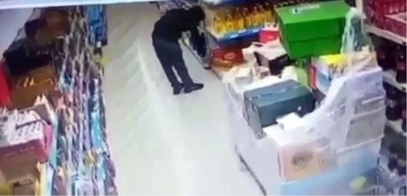 Markette hırsızlık yaparken yakalandı, arbede sırasında çaldıkları etrafa saçıldı

