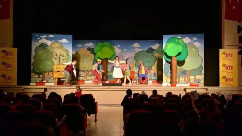 Ayancık’ta miniklerin tiyatro heyecanı
