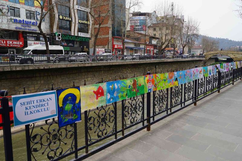 Yaptıkları bin 920 resimle kentin sokaklarını renklendirdiler
