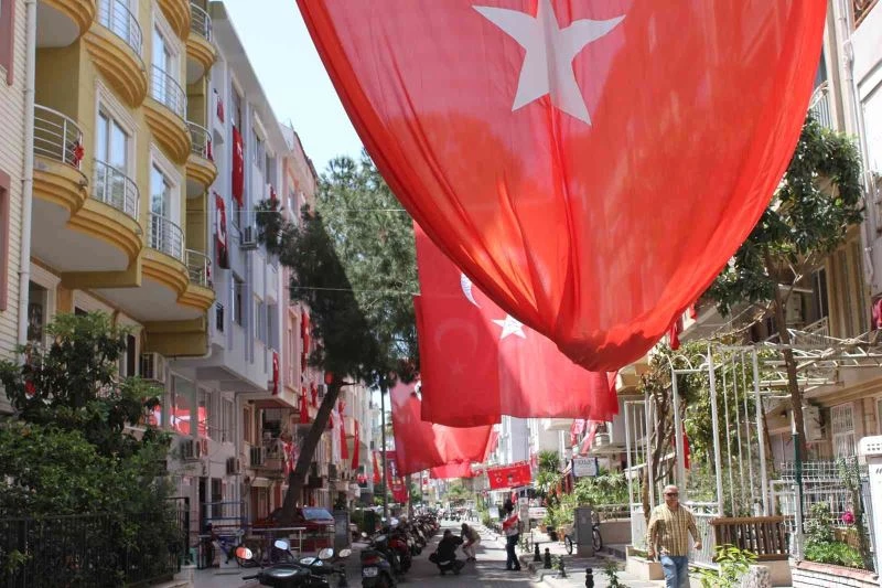 Marmaris’teki bu sokak sekizinci kez 23 Nisan coşkusuna hazırlanıyor

