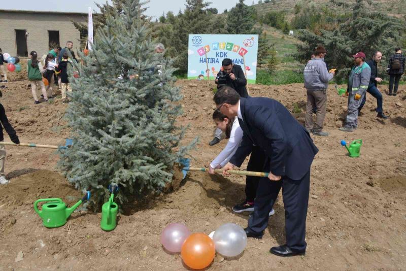 Kamu Başdenetçisi Malkoç, ilkokul öğrencileriyle bir araya gelerek ağaç dikti
