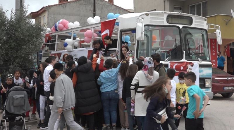 23 Nisan’a özel üstü açık otobüsle eğlence
