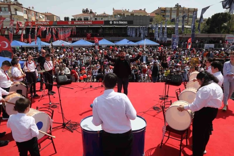 Çocuklar, Aydın Büyükşehir Belediyesi’yle 23 Nisan’ı coşkuyla kutladı

