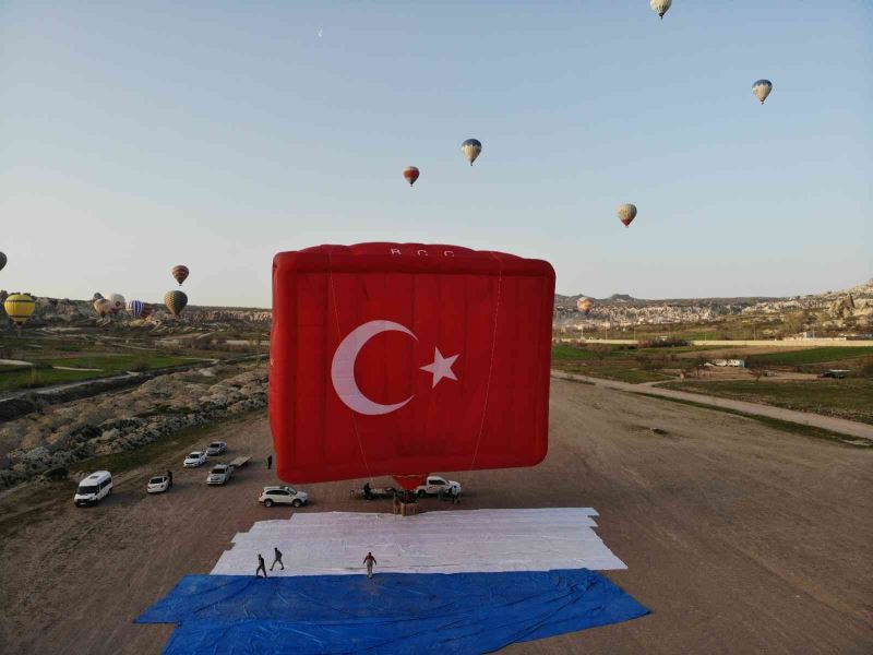 Dünyanın en büyük bayrak figürlü balonu Kapadokya’da havalandı
