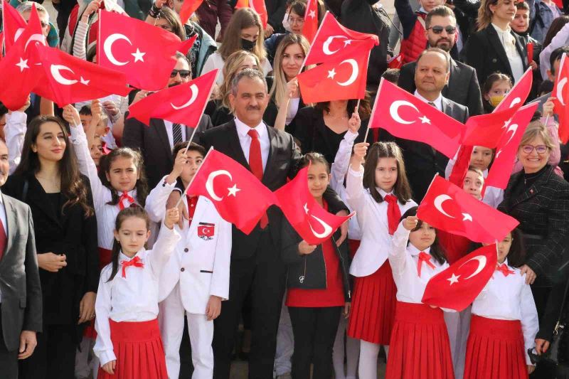 Milli Eğitim Bakanı Özer, 23 Nisan Ulusal Egemenlik ve Çocuk Bayramı dolayısıyla Anıtkabir’de
