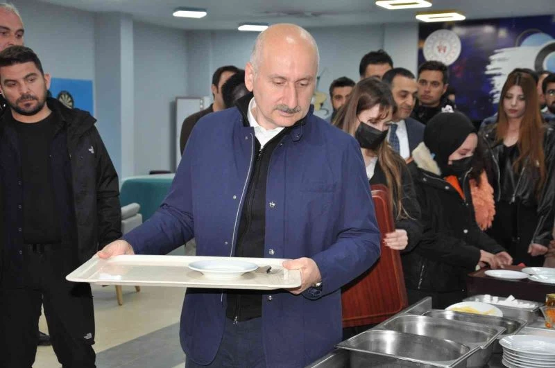 Bakan Karaismailoğlu, sahurda gençlerle buluştu
