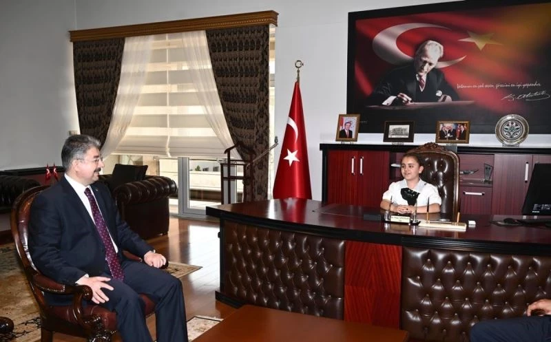 Küçük Vali Sarmalı’nın ilk talimatı, Osmaniye’ye planetaryum yapılsın