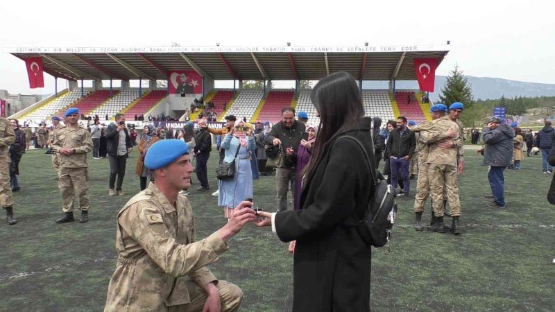 Uzman onbaşıdan mezuniyet töreninde sürpriz evlilik teklifi
