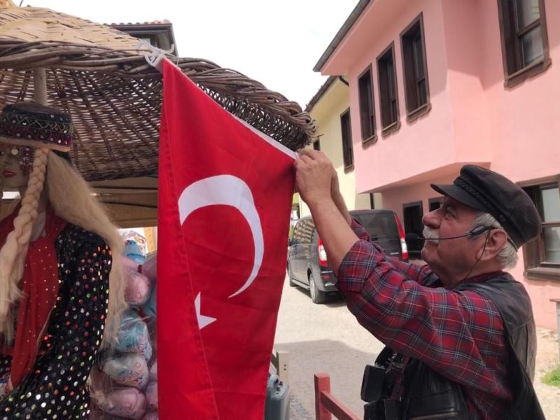 Tarihi Odunpazarı evleri Türk bayraklarla donatıldı
