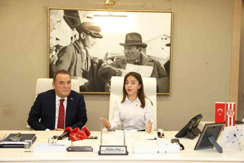 Başkan Böcek koltuğunu çocuk başkana devretti
