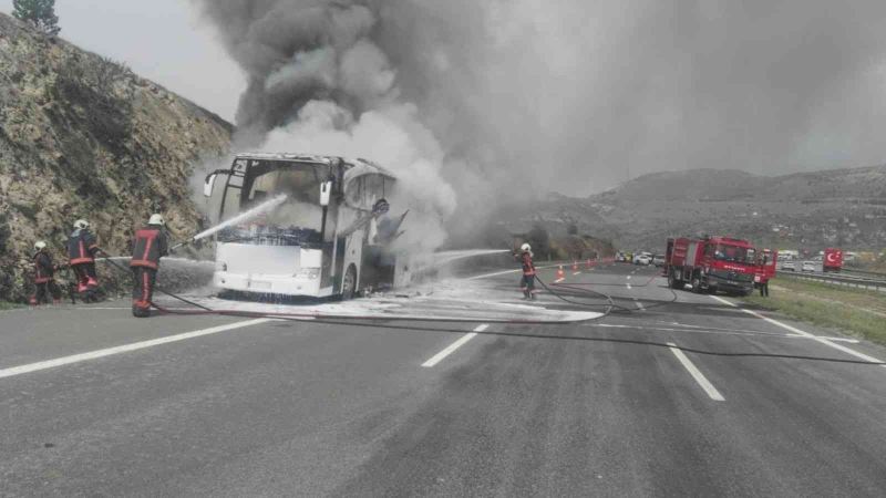 Şehirlerarası yolcu otobüsünde çıkan yangın paniğe sebep oldu
