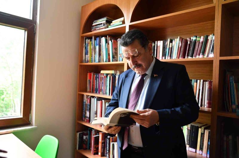Başkan Genç, Akyazı Kütüphanesinde incelemelerde bulundu
