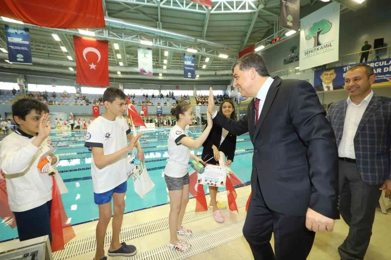 23 Nisan yüzme yarışlarında kulaç attılar
