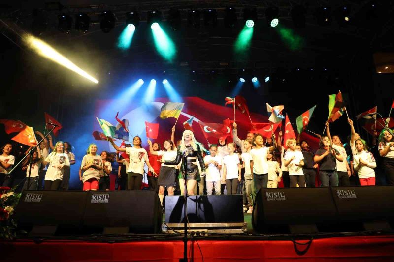 Alanya’da 23 Nisan kutlamaları Ece Seçkin konseriyle son buldu
