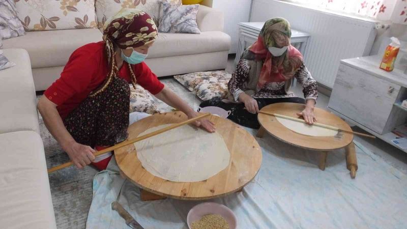 Balıkesir’de kadınlar bayram baklavası için imece yaptı
