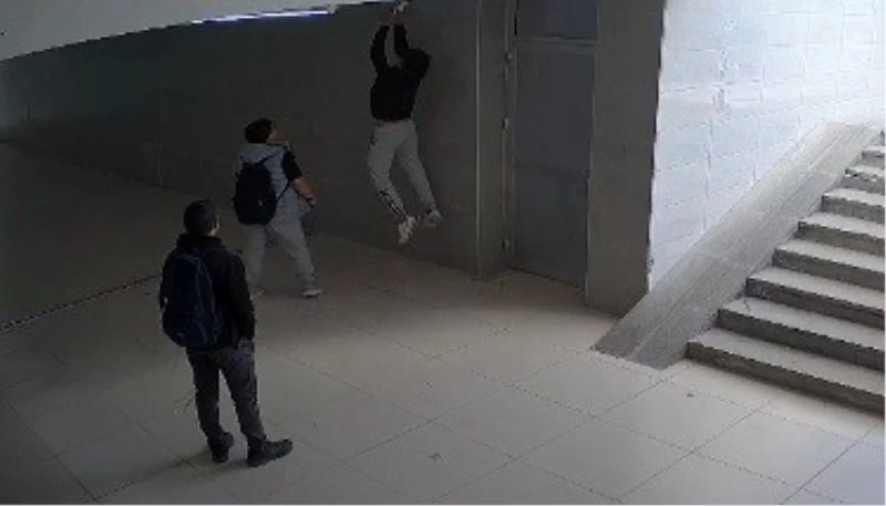 Çocukların alt geçitteki kameraları kırma eğlencesi pahalıya patladı
