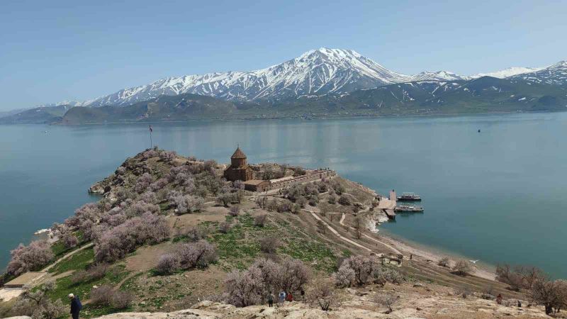 Akdamar Adası’nda ilkbahar güzelliği
