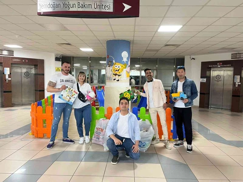 Hediyeleri ile lösemi tedavisi gören çocukların yüzlerini güldürdüler
