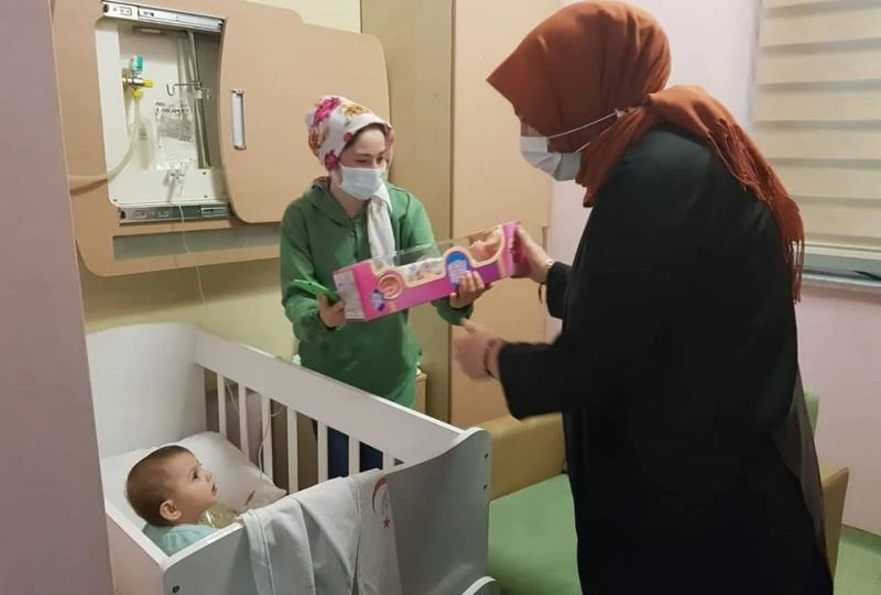 Hasta çocukları unutmadılar
