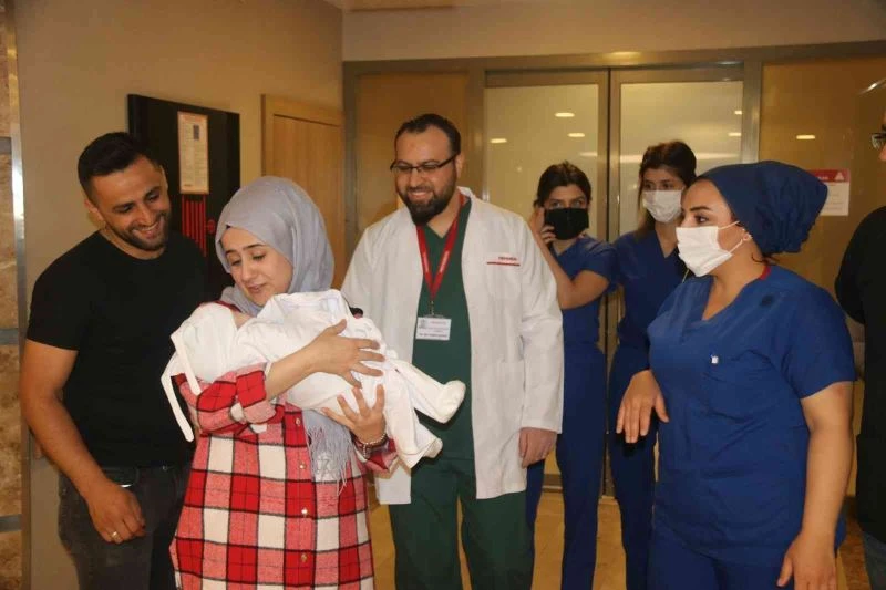 50 bin doğumda bir görülen hastalığı olan 5 aylık bebek, 7 saatlik operasyonla sağlığına kavuştu
