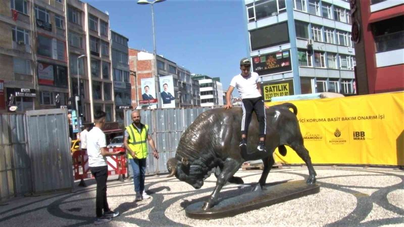 Kadıköy’de, bakıma alınan Boğa Heykeli’nin üzerine çıkıp fotoğraf çektirdi
