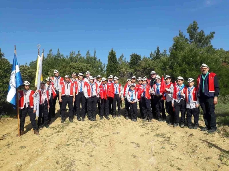 İzciler şehitler anısına yürüdü
