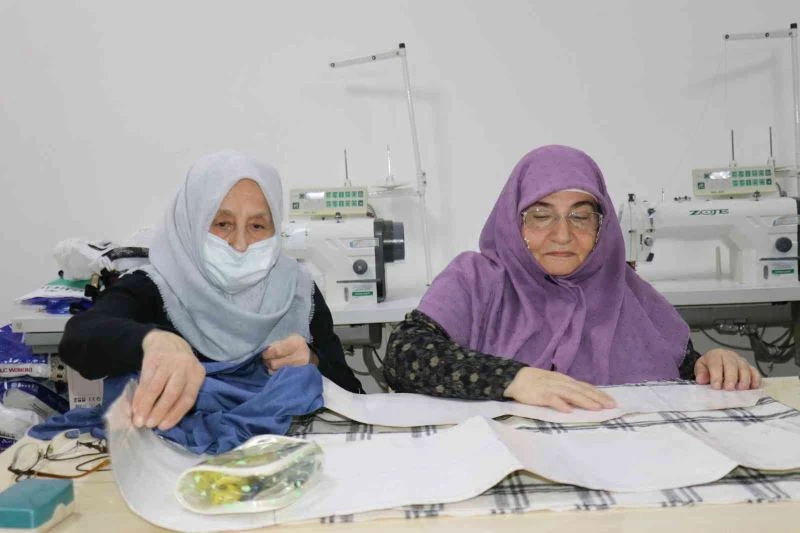 80’ine merdiven dayayan Şaheste Teyze dikiş nakış öğreniyor
