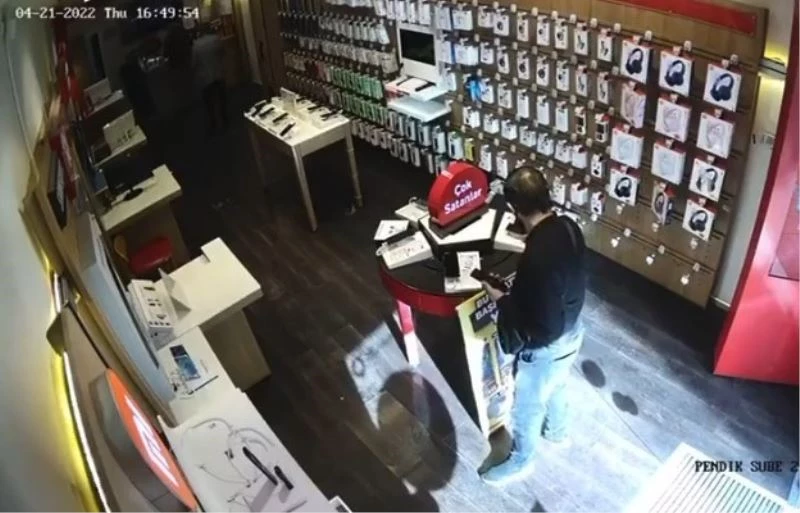 Pendik’te müşteri kılığında girdiği iş yerinden 15 bin TL değerinde telefon çaldı
