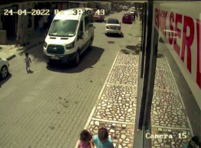 Antalya’da 2 yaşındaki Doruk, minibüsün altında kalarak hayatını kayetti
