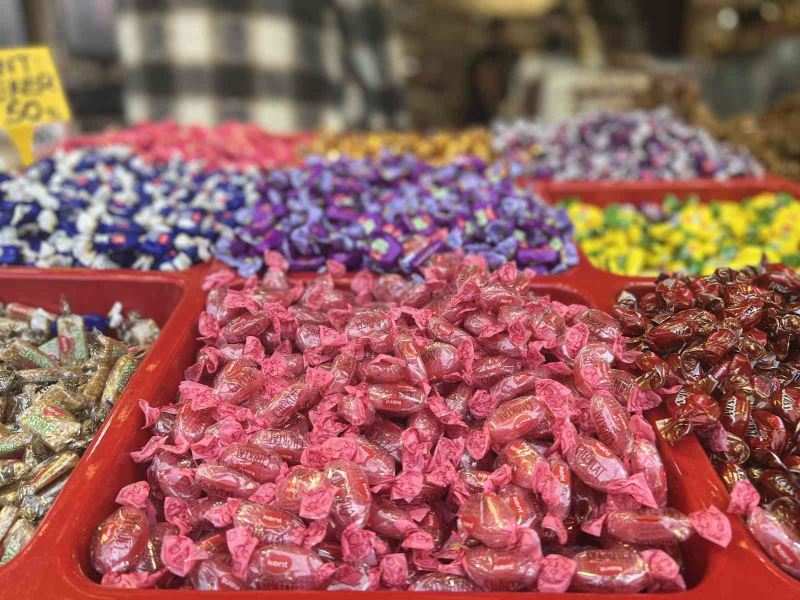 Eminönü’nde rengarenk şeker ve lokumlar tezgahlardaki yerini aldı
