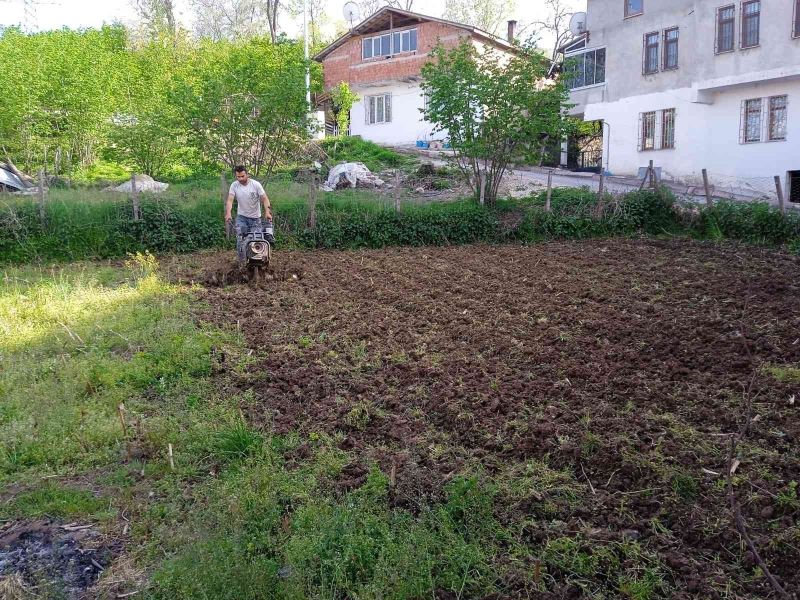 Tarlalarda çapalama işlemi başladı
