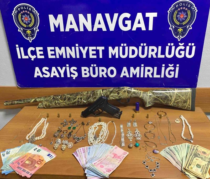 Villadan 340 bin TL’lik soygun yapan şüpheliler 24 saat geçmeden yakalandı
