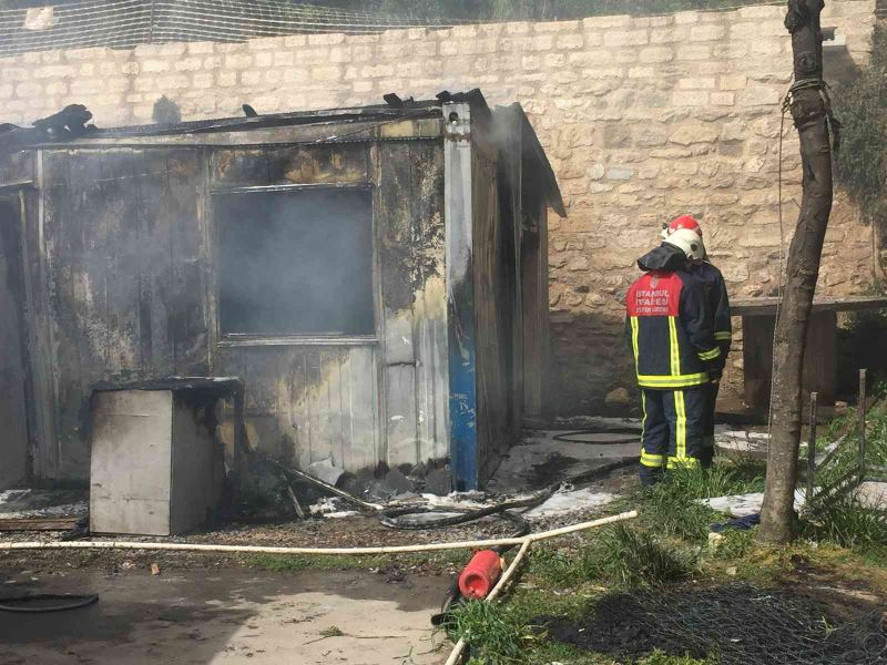 Sarayburnu’ndaki tarihi sur restorasyonu alanında işçi konteynerleri yandı
