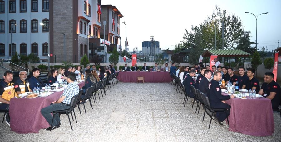 Vali Dr. Erdinç Yılmaz, 112 Acil Çağrı Merkezi Personelinin İftar Sofrasına Misafir Oldu