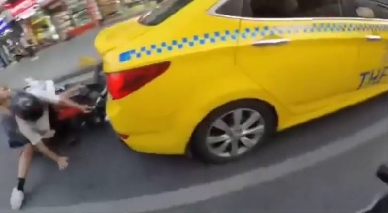 Kadıköy’de motosiklet sürücüsü taksiye çarptı
