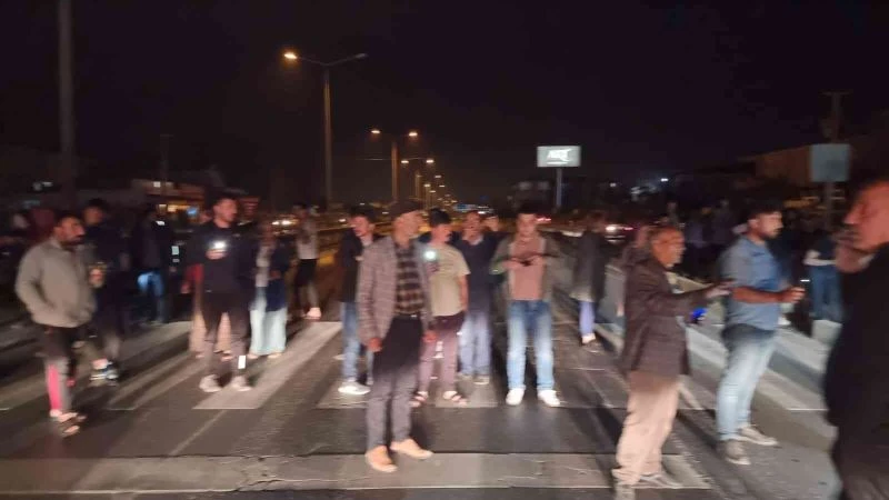 Yolun karşısına geçmek isterken hayatını kaybeden genç, mahalleliyi ayaklandırdı
