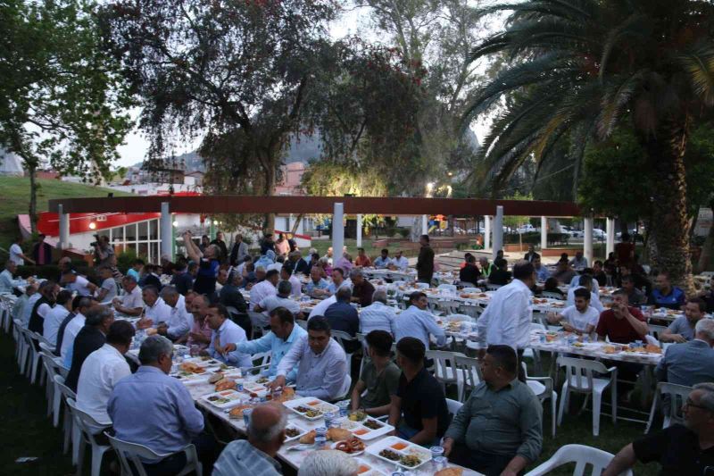 Başkan Özgan, muhtarlar ve STK temsilcileri ile iftarda bir araya geldi
