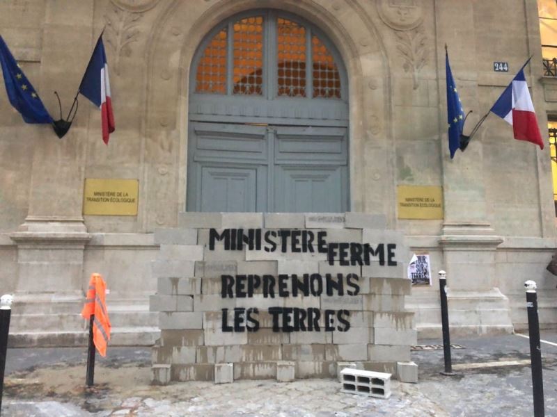 Fransa’da aktivistler Ekolojik Geçiş Bakanlığının önüne duvar ördü
