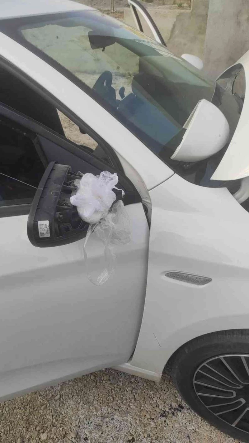 Uyuşturucuyu otomobilin aynasına sakladılar
