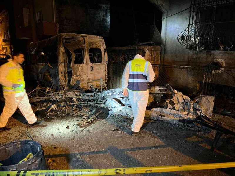 Bursa’da 2 kişinin öldüğü uçak kazasında kaza kırım ekibinin incelemesinin ardından enkaz sokaktan kaldırıldı
