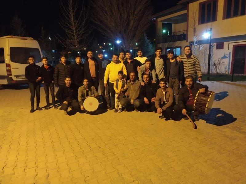 Muhtar mahalleliyi halaylarla sahura götürdü
