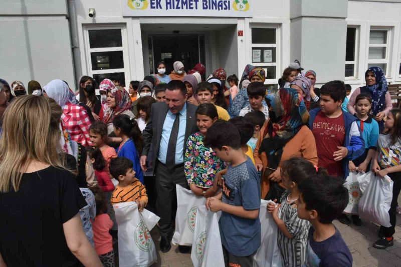 Bağlar Belediye Başkanı Beyoğlu’ndan çocuklara yardım
